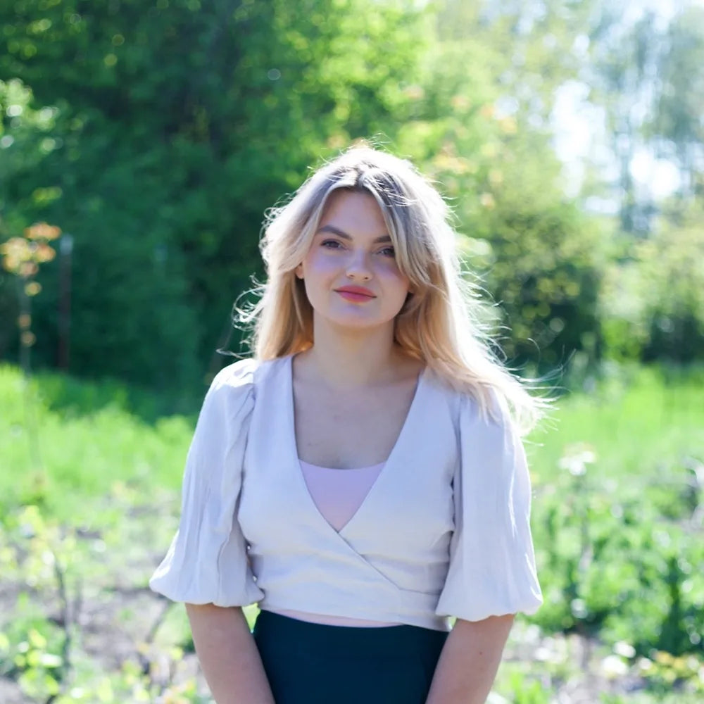 Ruxandra Niță, venind spre cameră pe o cărare dintr-o grădină