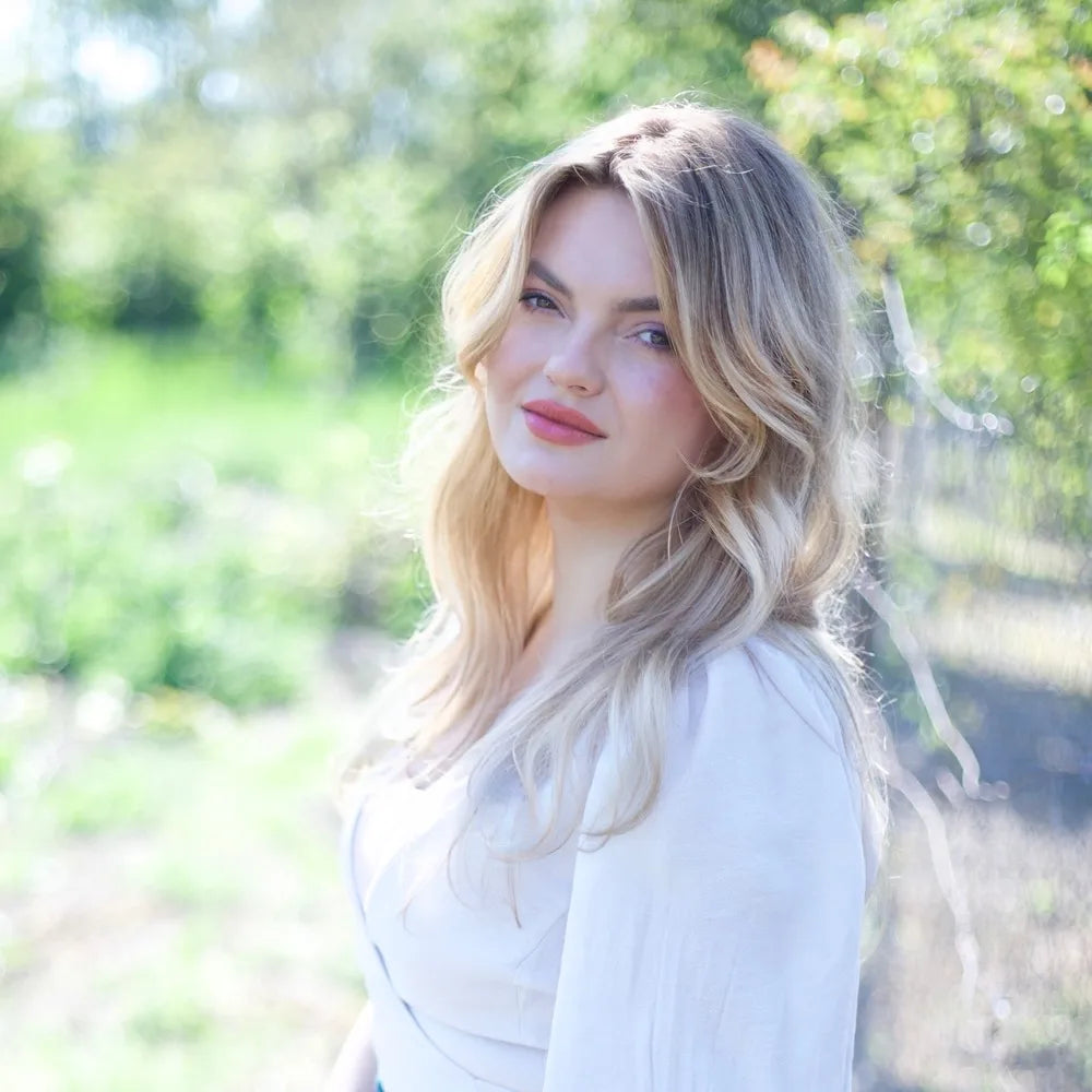Ruxandra Niță, astrolog și numerolog certificat, în grădină
